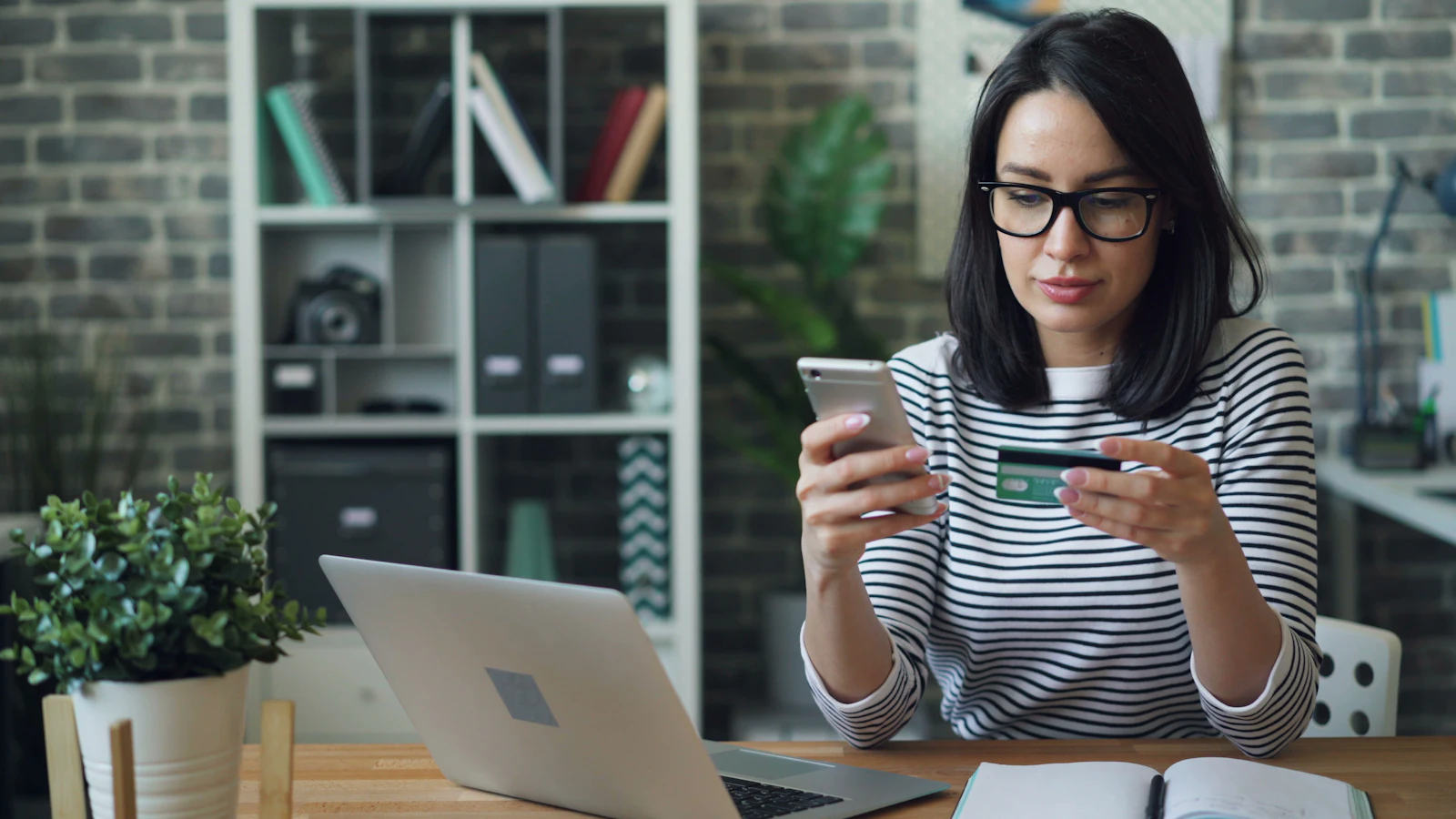 Cliente acionando o concierge por telefone e recebendo a solução em vez de encaminhamento