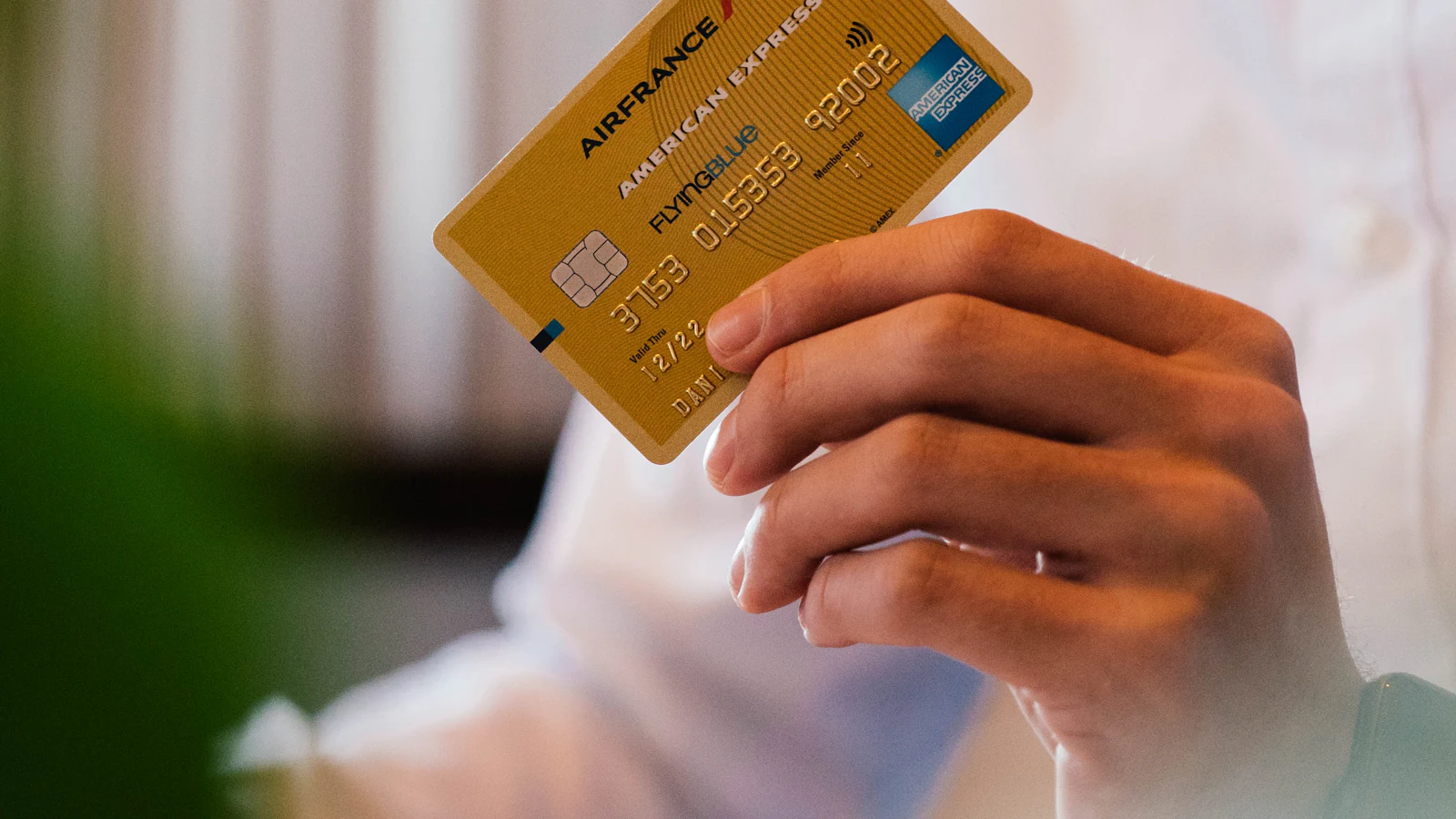 Cartão de crédito premium em mãos durante atendimento de concierge