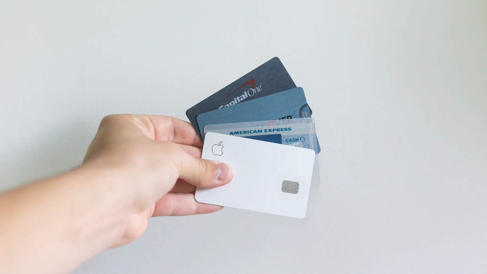 Cartões premium sobre a mesa durante a escolha por perfil de uso do cliente
