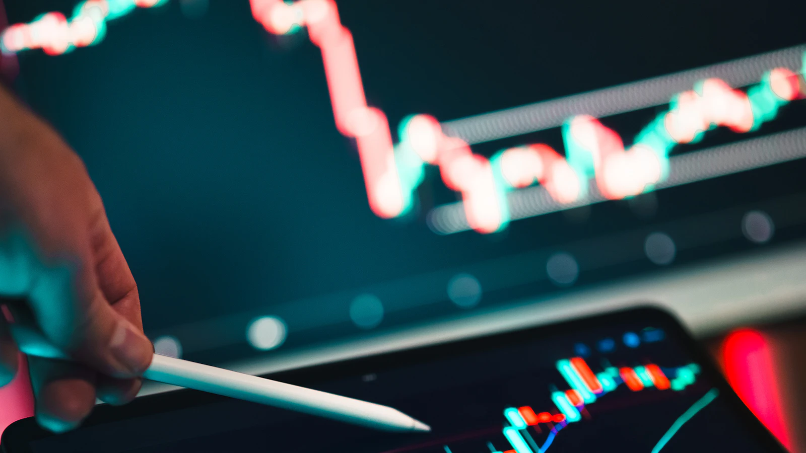 Mesa de trabalho com dados de gestão financeira empresarial