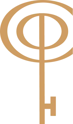 Logotipo estilizado com letras C e P em dourado formando uma chave vertical