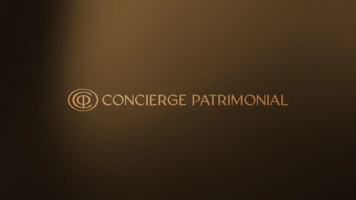 Logotipo Concierge Patrimonial em fundo marrom com letras douradas