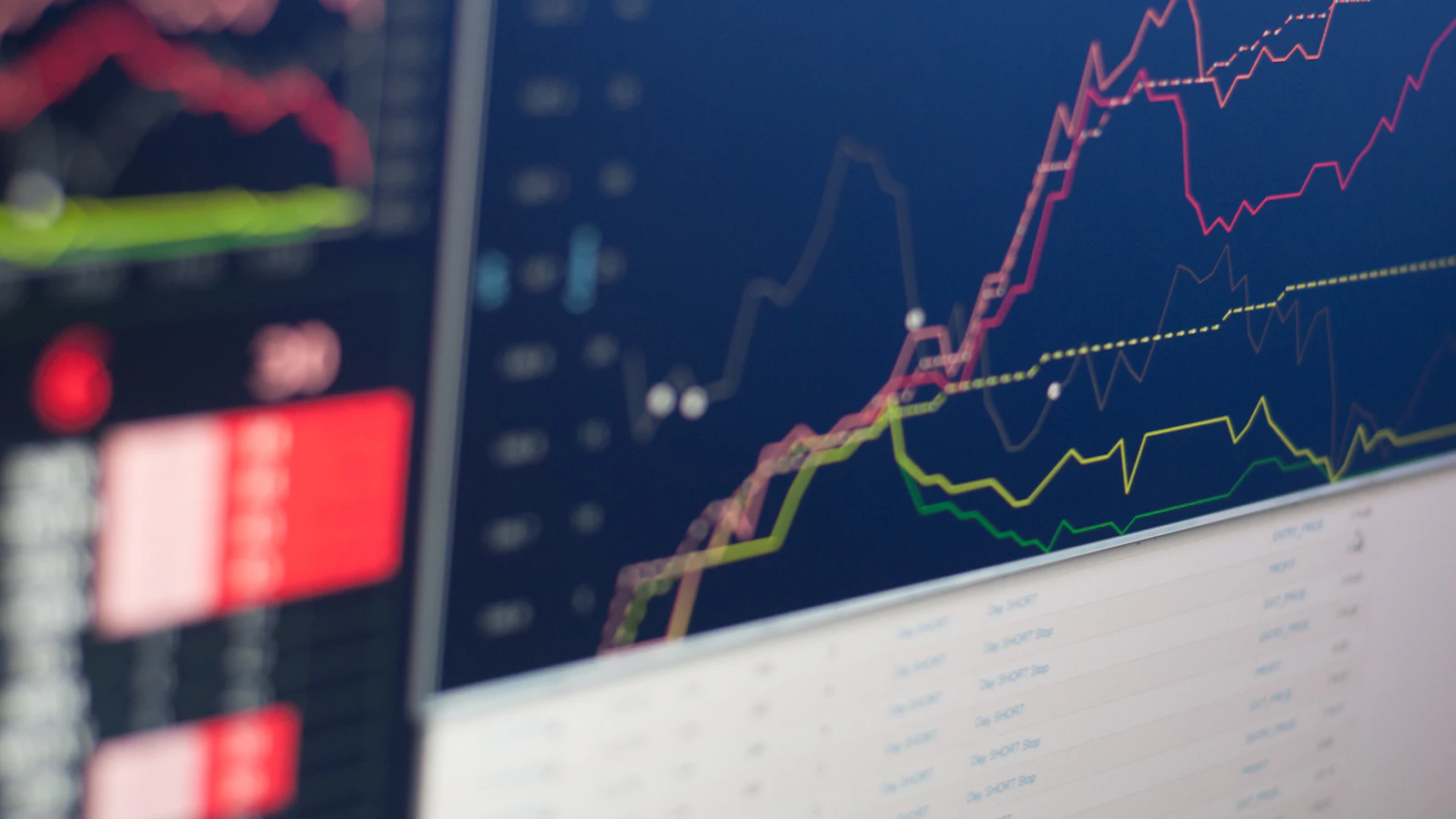 Monitor exibindo análise de carteira de investimentos do empresário