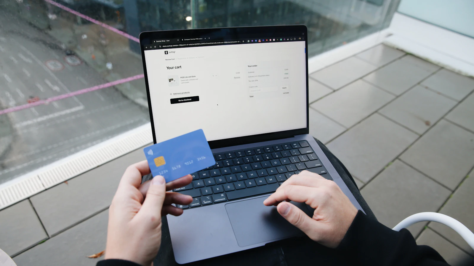 Empresário calculando pró-labore e distribuição com notebook e cartão